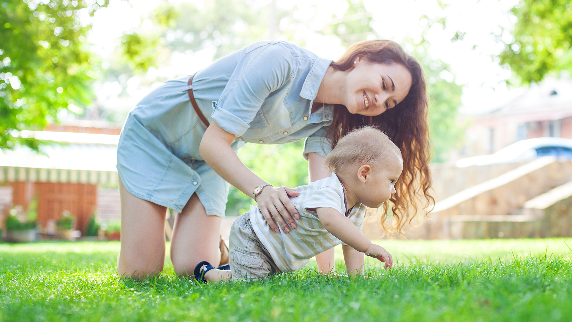 Mamá apoya el desarrollo del bebé enseñándole a gatear