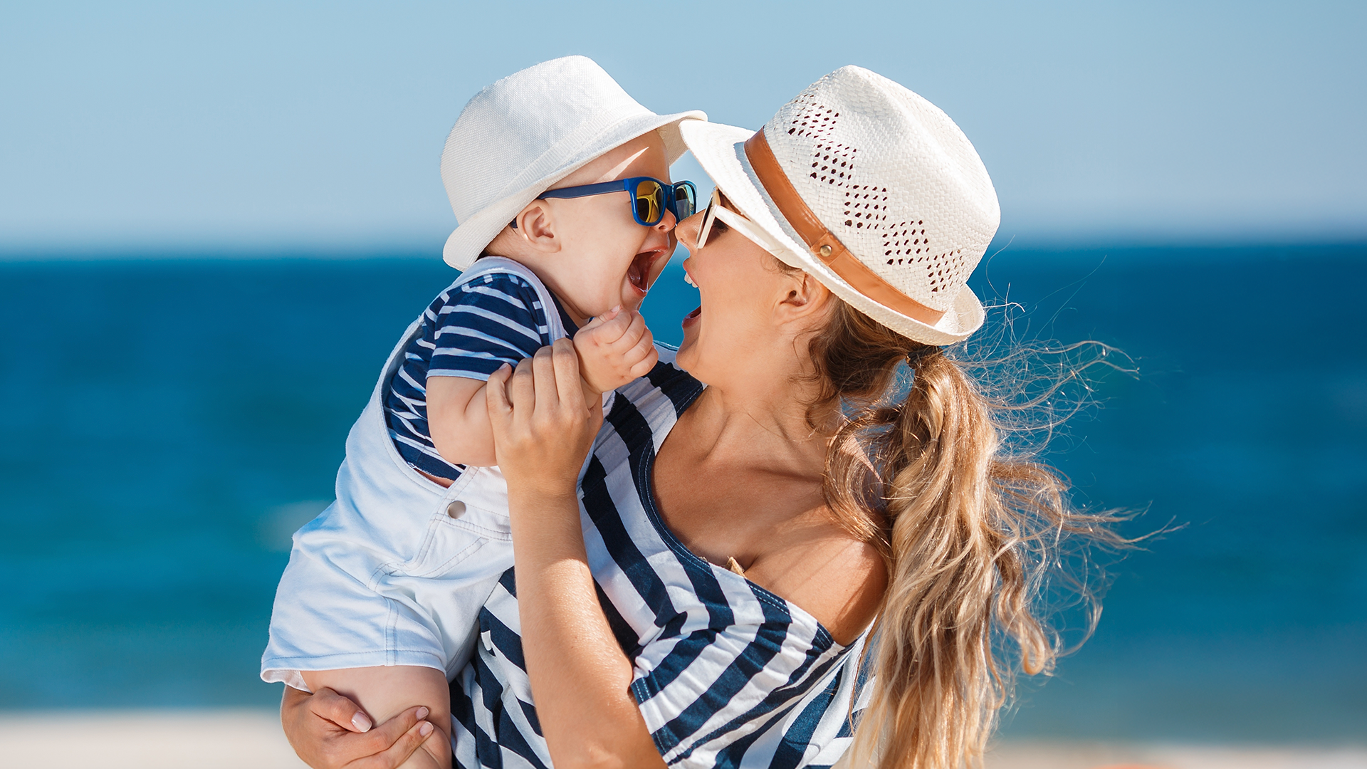 Bebé en la playa, con la ropa ideal para el verano