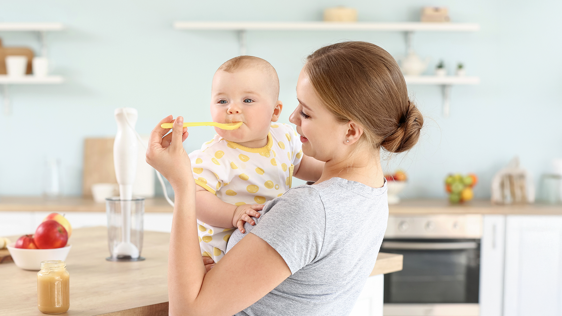 Bebé iniciando la alimentación complementaria