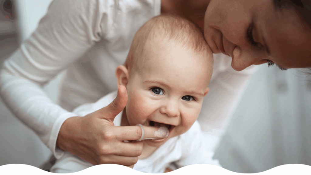 Mamá cuida la salida de los primeros dientes del bebé.