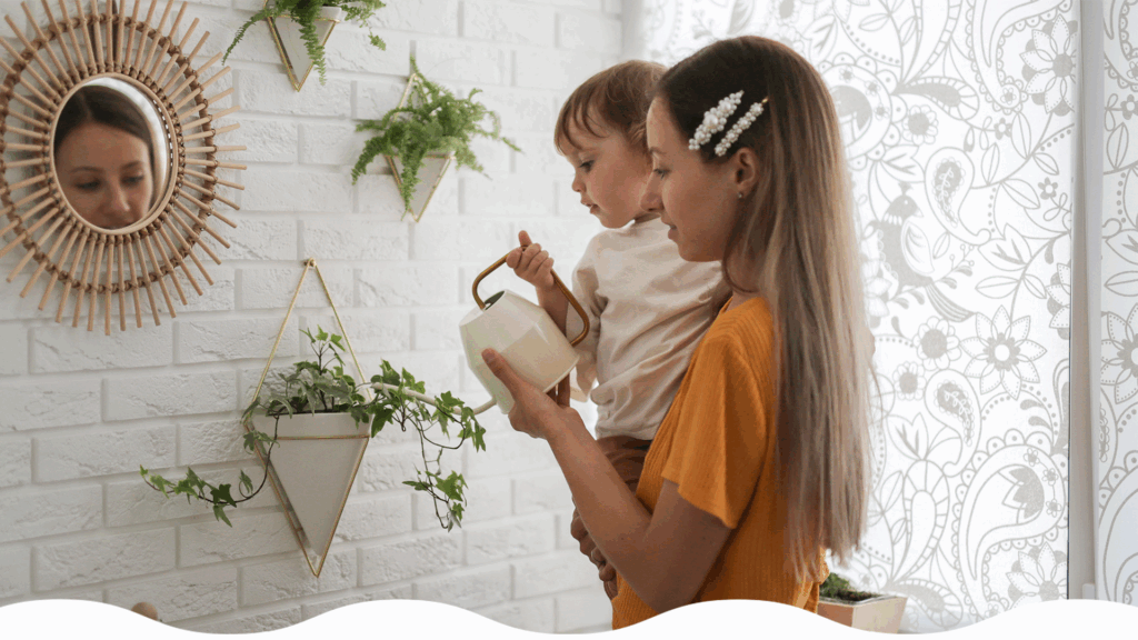 Mamá le enseña a su pequeña cómo regar las plantas