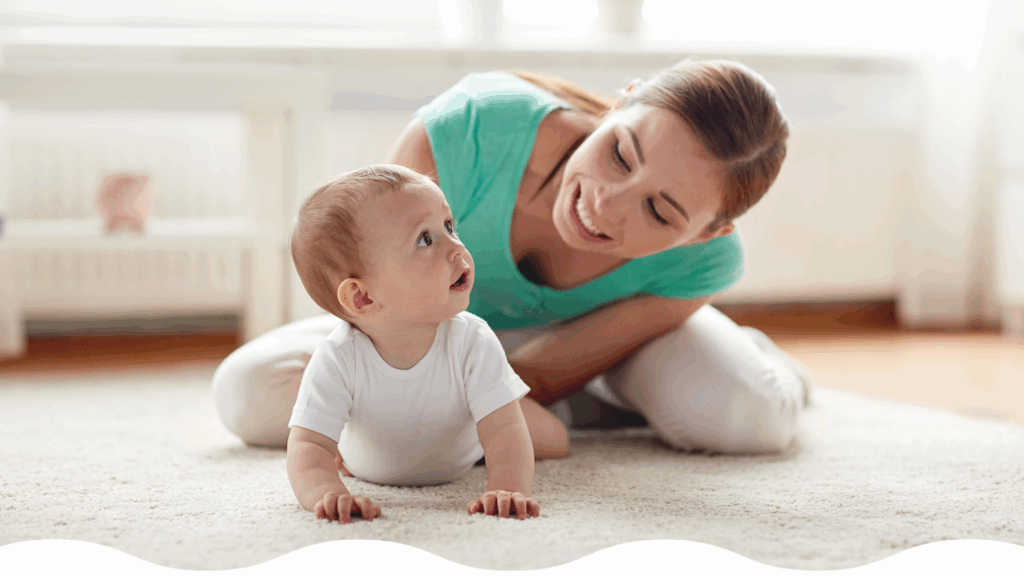 Mamá y bebé haciendo ejercicios de estimulación temprana. 