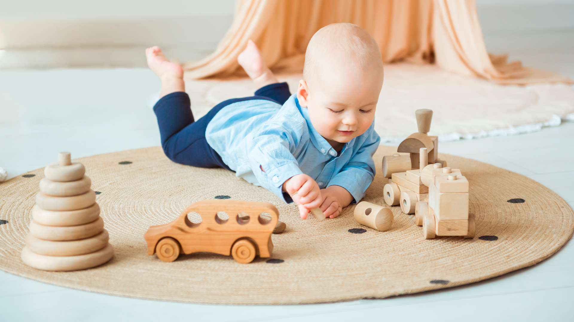 Mamá cuida la piel de su bebé en invierno aplicando crema hidratante.