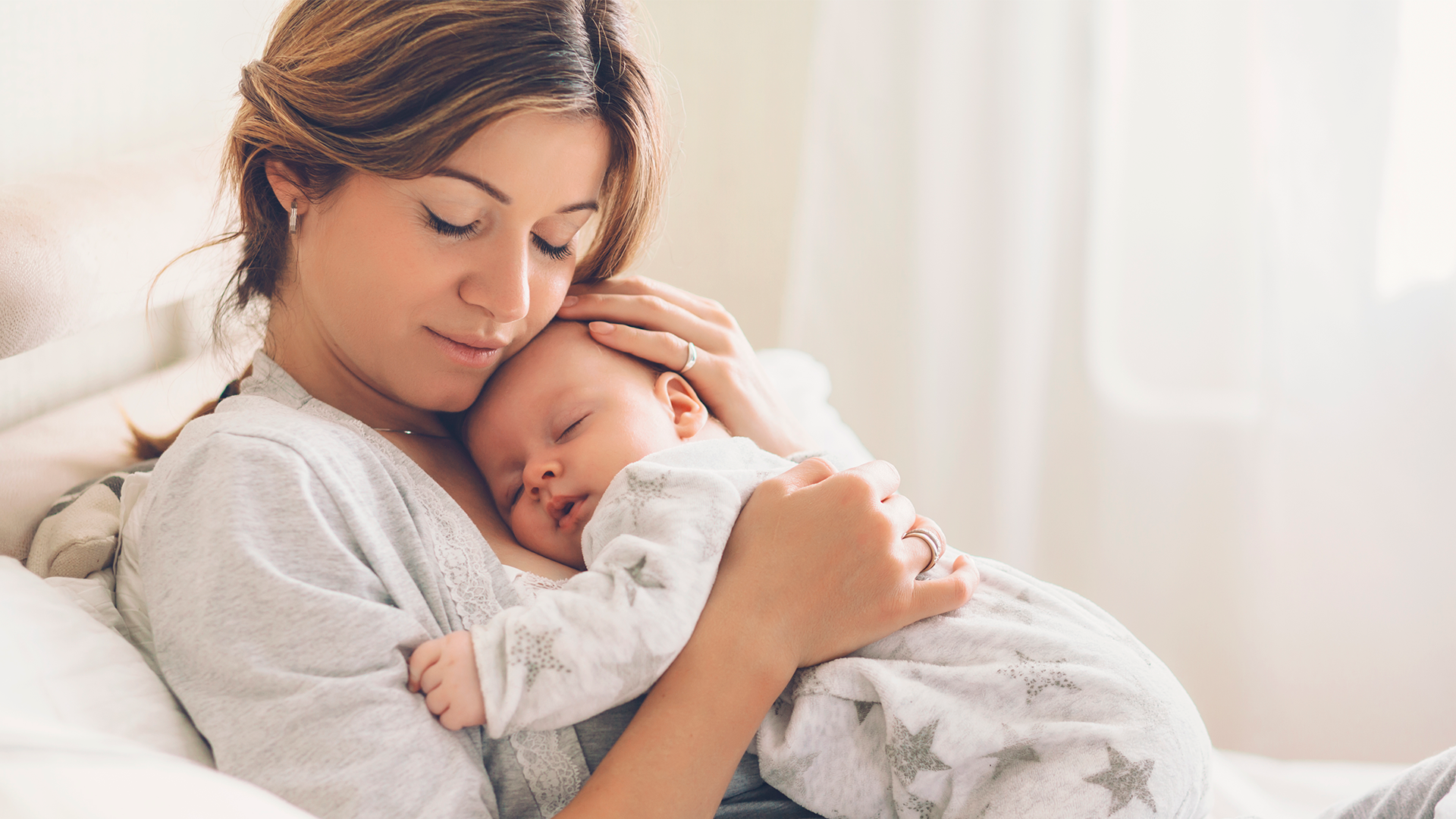 Mamá duerme a su bebé, pues conoce la importancia del descanso.