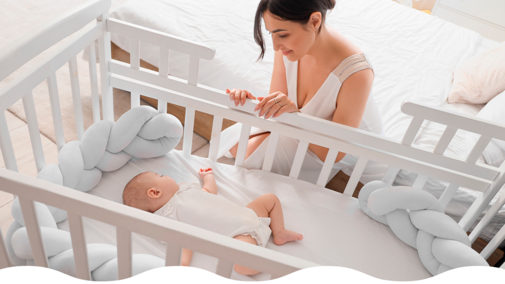 Mamá tras ayudar a dormir a su bebé en su cuna.