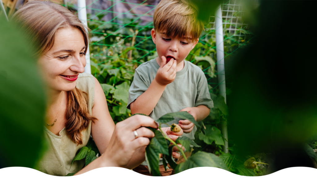 Mamá enseñando a su pequeño hábito ecológicos.