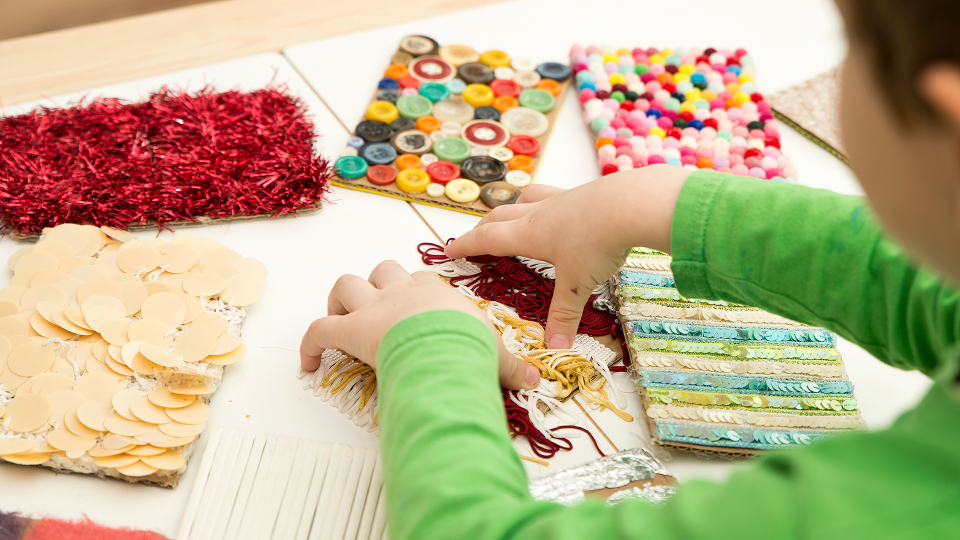 Pequeño realiza actividades sensoriales en casa.