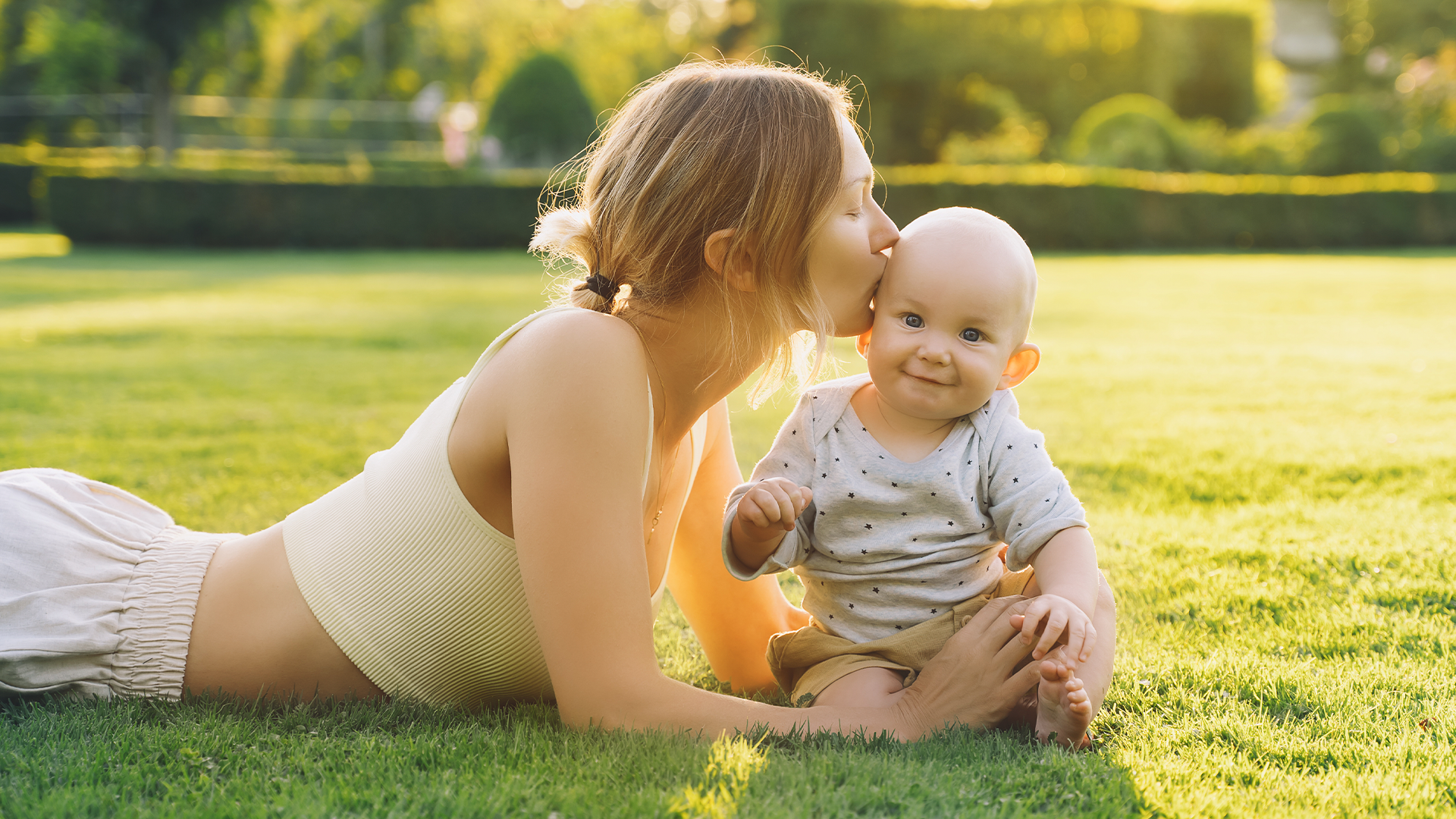 Bebé en contacto con la naturaleza, acompañado de su mamá.