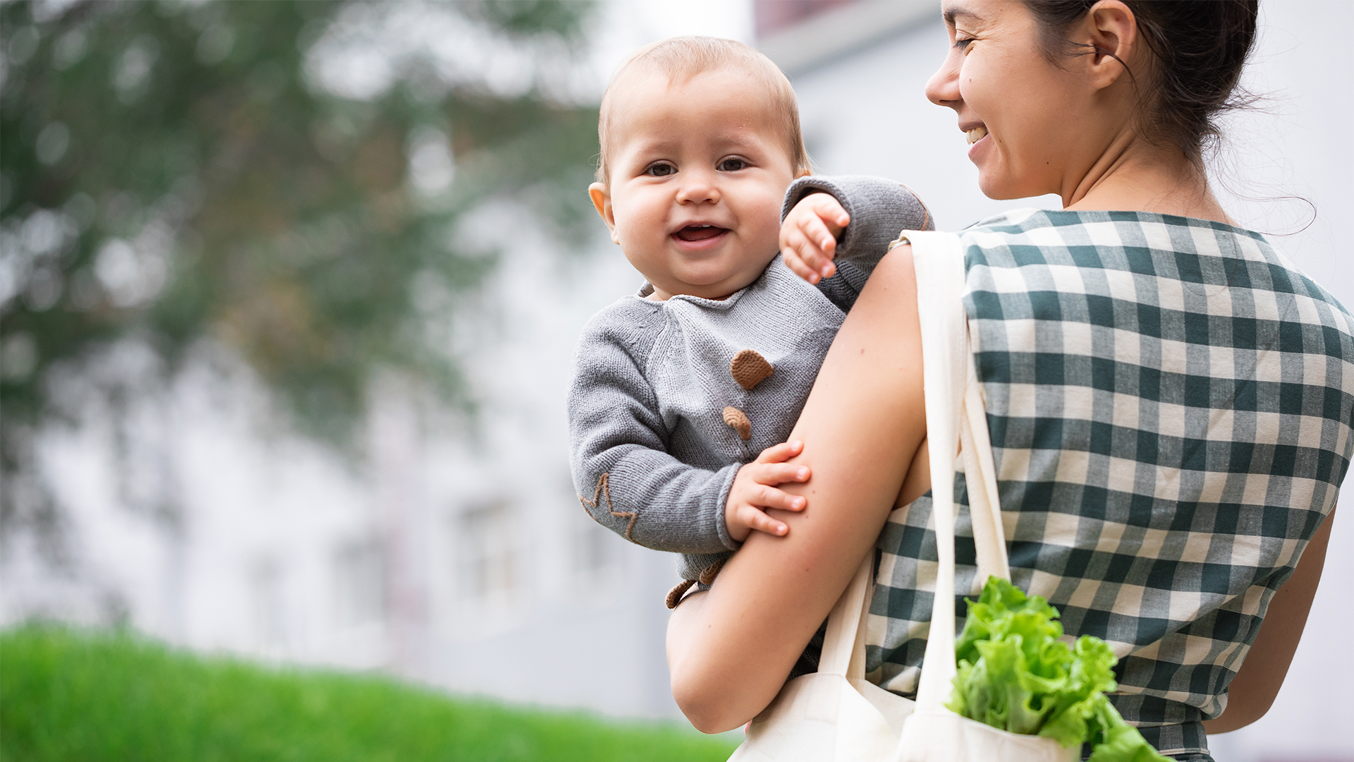 Mamá carga a su bebé, lista para realizar rutinas low waste.