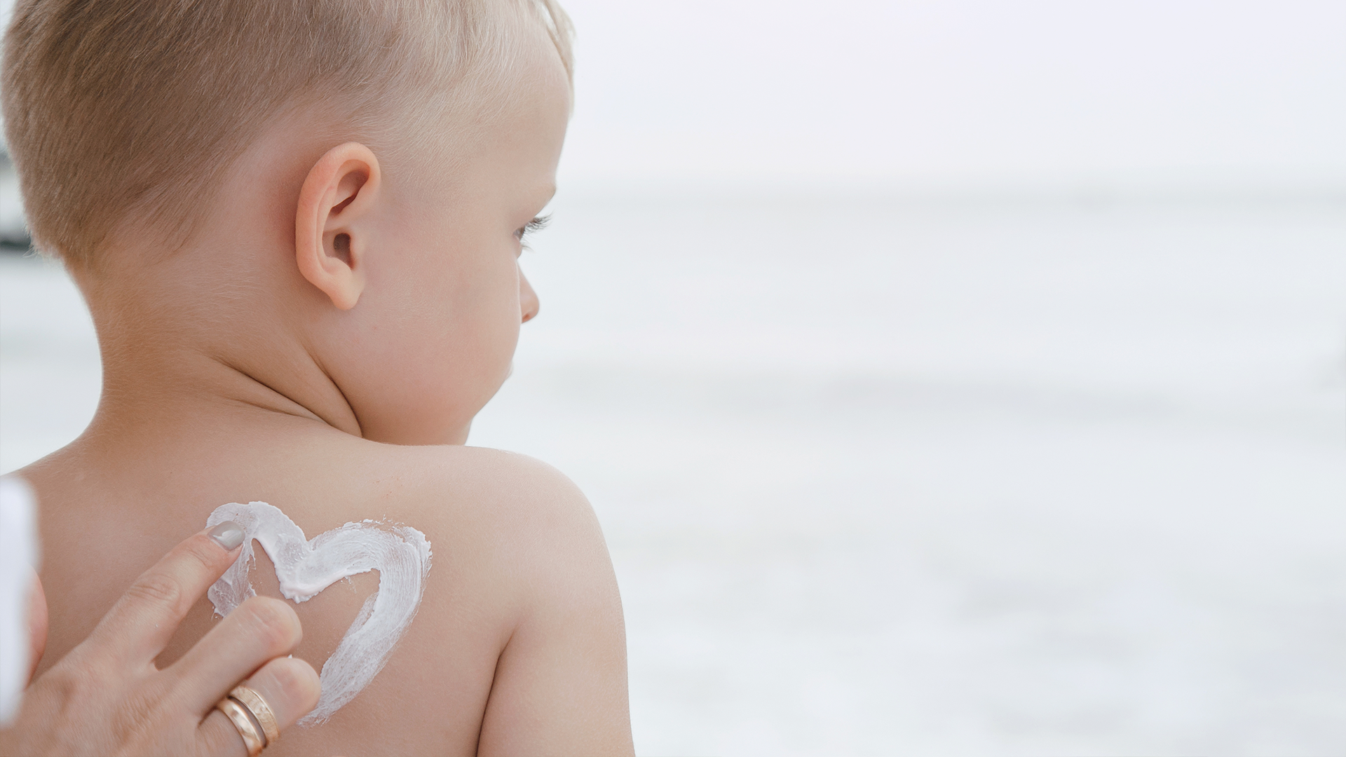 Mamá cuida la piel de su bebé durante la temporada de calor