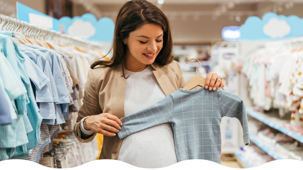 Mamá primeriza realiza compras sustentables.