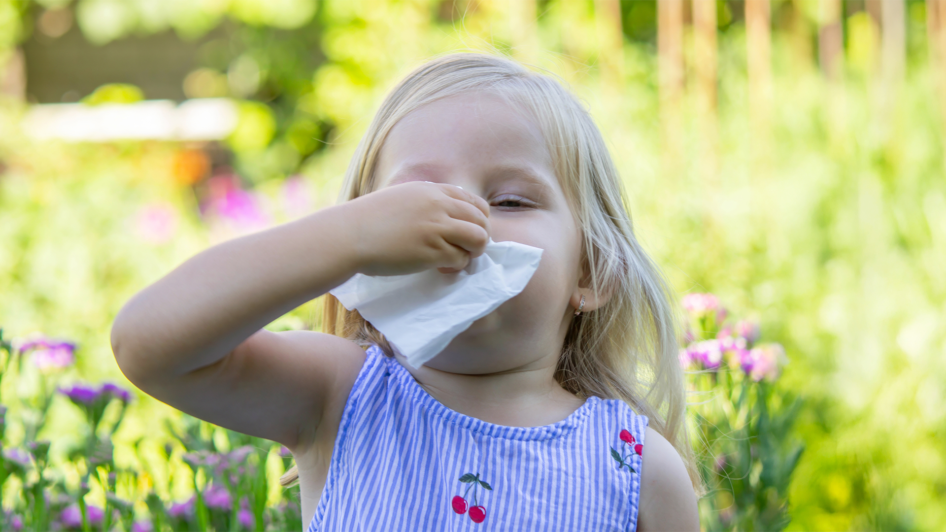 Pequeña, con síntomas de alergia, en una salida al campo en primavera.