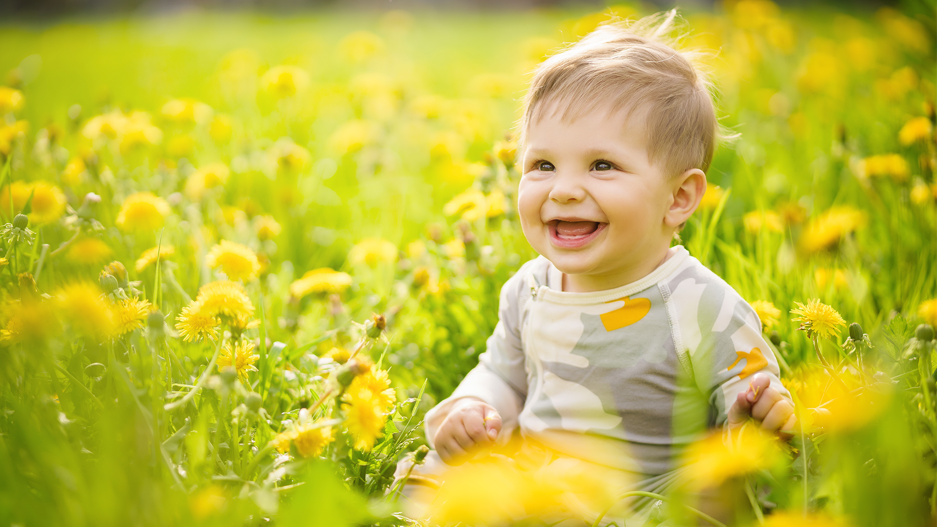 Bebé feliz en el campo, señal de la importancia de la crianza ecológica.