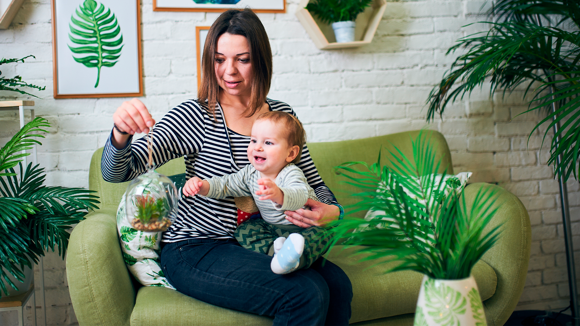 Mamá y bebé en el hogar, el primer ecosistema del pequeño.