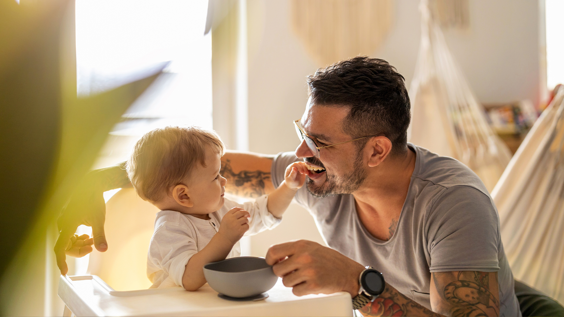 Papá y bebé se divierten y crean conexión en el día a día.