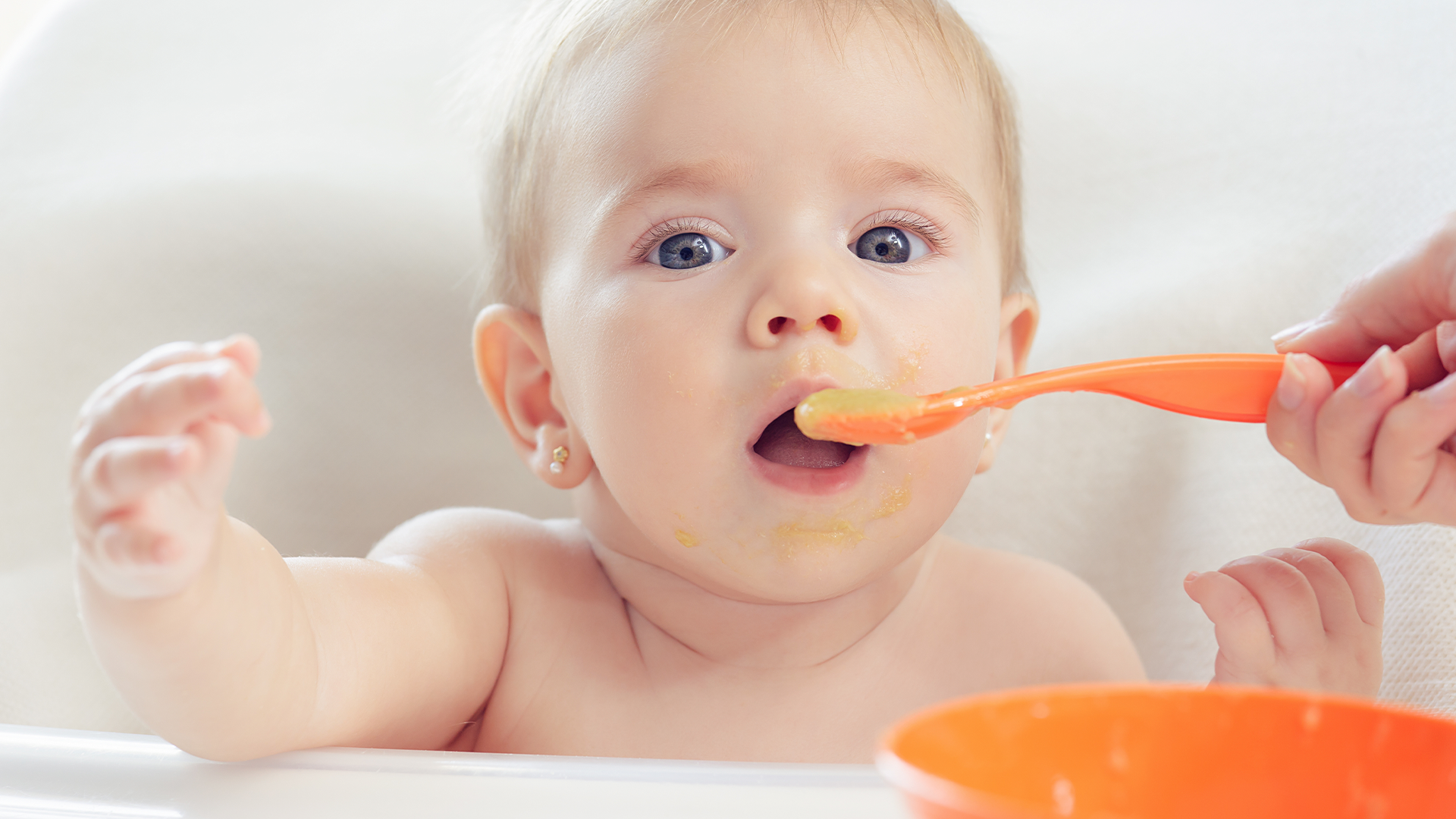 Bebé probando sus primeros, una papilla, como parte de la alimentación complementaria