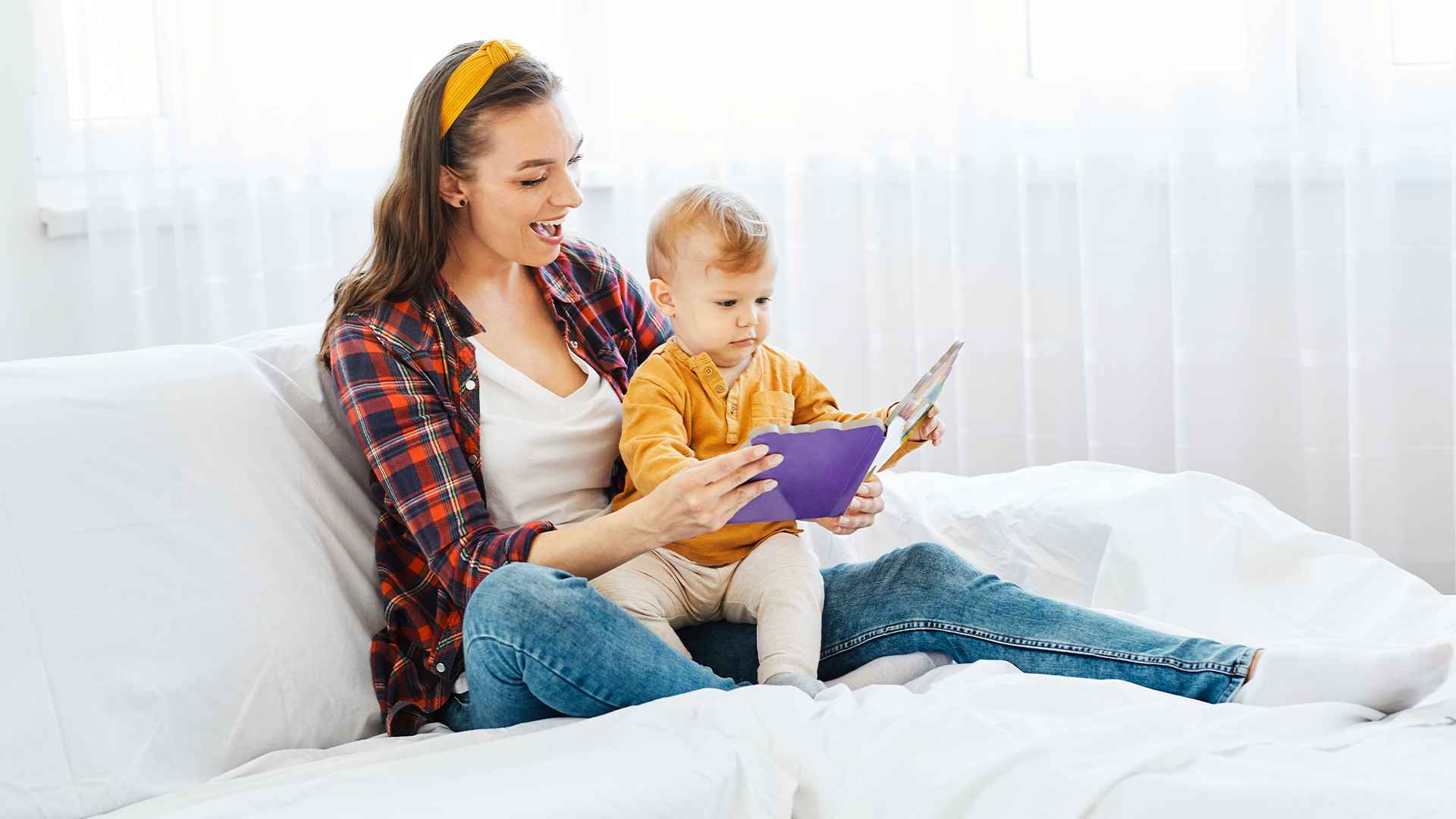 Descubre los beneficios de la lectura para bebés desde sus primeros días y cómo este hábito favorece el vínculo, la calma y el desarrollo del lenguaje.