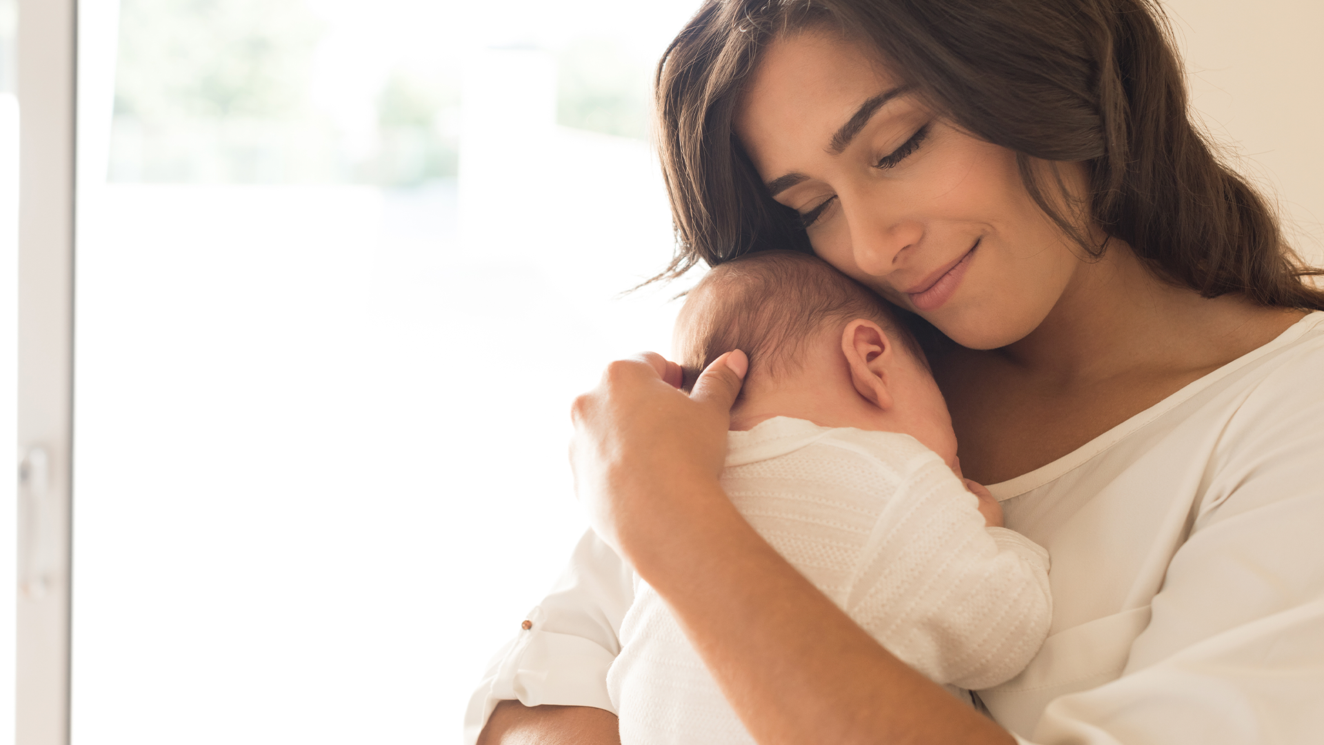Mamá construyendo el apego seguro con su bebé recién nacido
