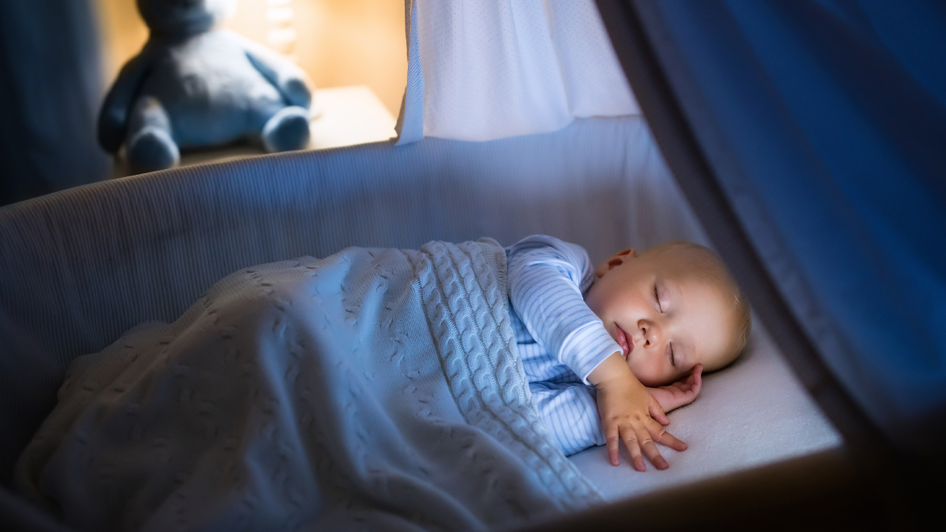 Bebé descansando en un ambiente oscuro y tranquilo, para dormir mejor