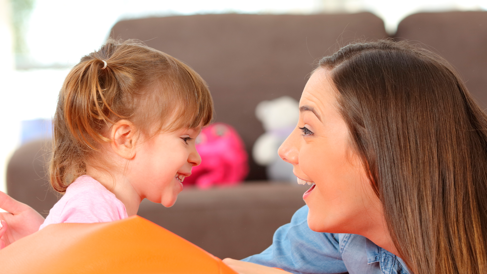 Mamá hablándole a su bebé, estimulando su lenguaje con contacto visual