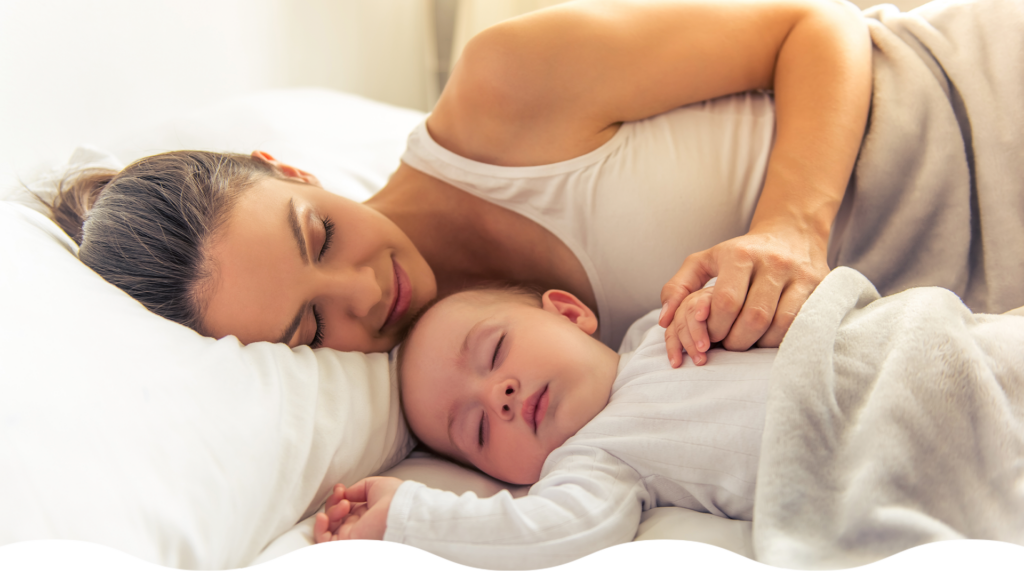 Mamá y bebé durmiendo juntos, un momento de calma de la rutina de pre-sueño